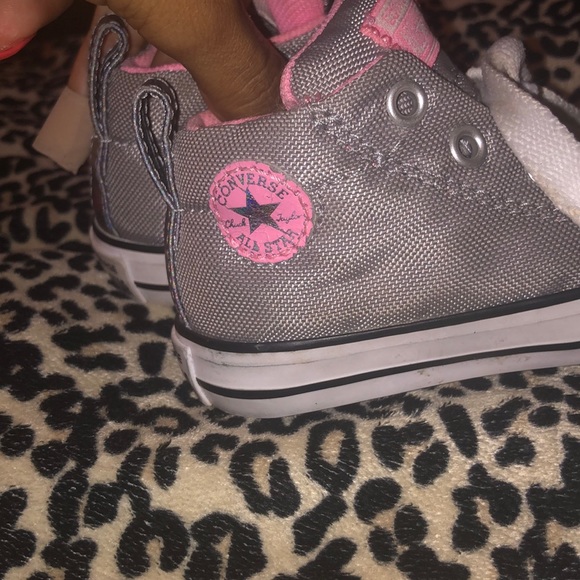 Gray and pink CONVERSE for a toddler size 5!!! - Picture 7 of 8